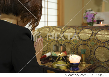 一位婦女在葬禮上悼念逝者。 140774408