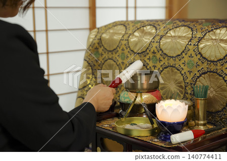 一位婦女在葬禮上悼念逝者。 一位婦女在葬禮上悼念逝者。 140774411