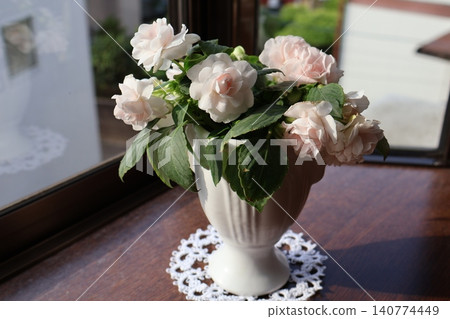 將修剪過的重瓣鳳仙花進行插花。 140774449
