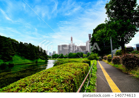 Tokyo: The area around the Imperial Palace, Sakurada Moat, and the government office district of Kasumigaseki 140774613
