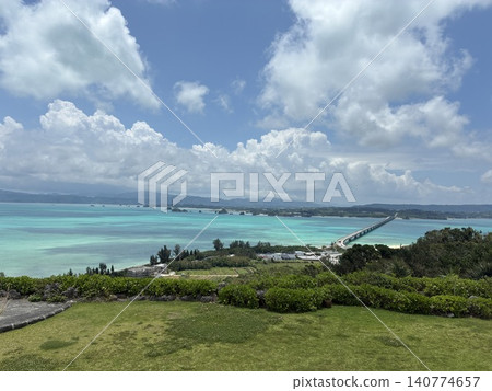 從沖繩古利島看到的古利橋和碧綠的海。 從沖繩古利島看到的古利橋和碧綠的海。 140774657