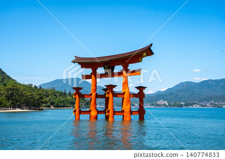 Famous red torii gate of Itsukushima shrine in Miyajima, Japan Famous red torii gate of Itsukushima shrine in Miyajima, Japan 140774833
