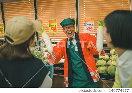 超市員工在限時促銷期間吸引顧客。 超市員工在限時促銷期間吸引顧客。 140774977