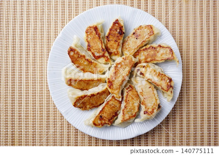 Pan-fried gyoza Pan-fried gyoza 140775111