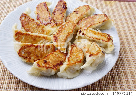 Pan-fried gyoza Pan-fried gyoza 140775114