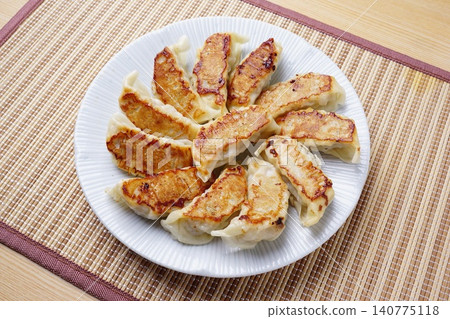 Pan-fried gyoza Pan-fried gyoza 140775118
