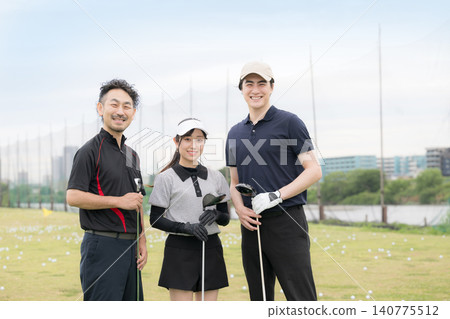 畫面中,男女高爾夫球手面帶笑容地享受著高爾夫的樂趣;三個人看著鏡頭的上半身特寫:一位老師和兩名學生。 畫面中,男女高爾夫球手面帶笑容地享受著高爾夫的樂趣;三個人看著鏡頭的上半身特寫:一位老師和兩名學生。 140775512
