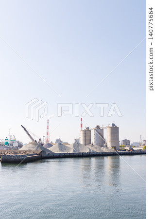 Port and silos in the Takasago Industrial Zone (Takasago City, Hyogo Prefecture) 140775664