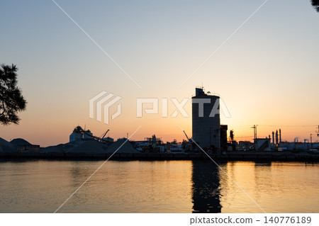 夕陽西下,映照著高砂工業區的港口和筒倉(兵庫縣高砂市) 夕陽西下,映照著高砂工業區的港口和筒倉(兵庫縣高砂市) 140776189