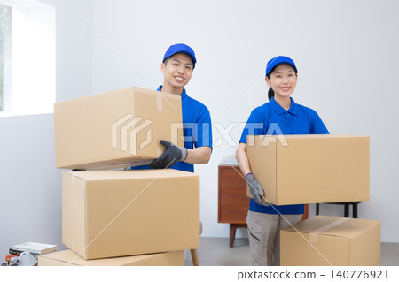搬家－搬家工人搬運紙箱 140776921