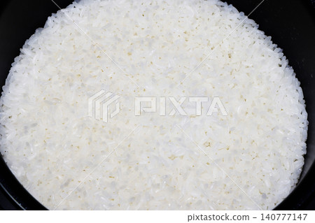 用電飯煲煮好的米飯 用電飯煲煮好的米飯 140777147