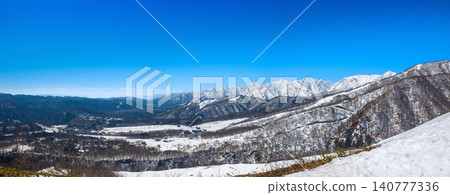從白馬乘鞍(長野縣小谷村)眺望白馬山脈和白馬地區的全景 從白馬乘鞍(長野縣小谷村)眺望白馬山脈和白馬地區的全景 140777336