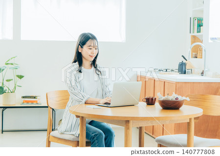 做遠距辦公的年輕女子 140777808