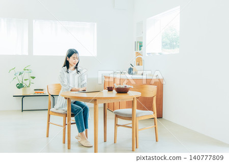 做遠距辦公的年輕女子 140777809