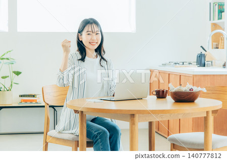 做遠距辦公的年輕女子 140777812