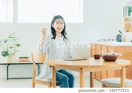 做遠距辦公的年輕女子 140777813