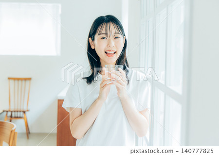 年輕女子喝水 140777825