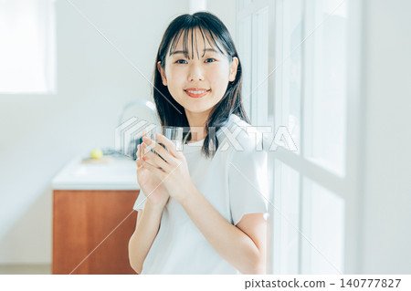 年輕女子喝水 140777827