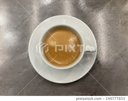 一杯濃縮咖啡放在灰色的水泥桌上。 一杯濃縮咖啡放在灰色的水泥桌上。 140777833