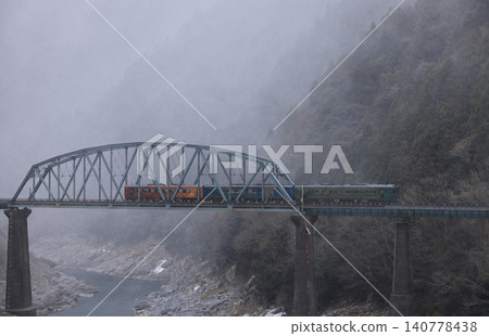 北面正下著雪，大步危峽的吉野川2號橋橫跨大步危峽，JR四國觀光列車「四國萬中千年物語」就從這裡經過。 140778438