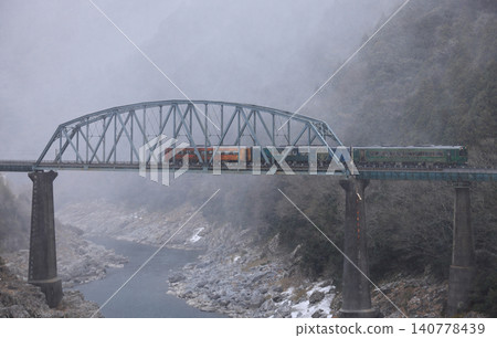 北面正下著雪,大步危峽的吉野川2號橋橫跨大步危峽,JR四國觀光列車「四國萬中千年物語」就從這裡經過。 北面正下著雪,大步危峽的吉野川2號橋橫跨大步危峽,JR四國觀光列車「四國萬中千年物語」就從這裡經過。 140778439