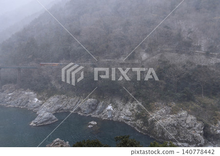 JR Shikoku's sightseeing train "Shikoku Mannaka Sennen Monogatari" travels through the snowy Oboke Gorge. JR Shikoku's sightseeing train "Shikoku Mannaka Sennen Monogatari" travels through the snowy Oboke Gorge. 140778442