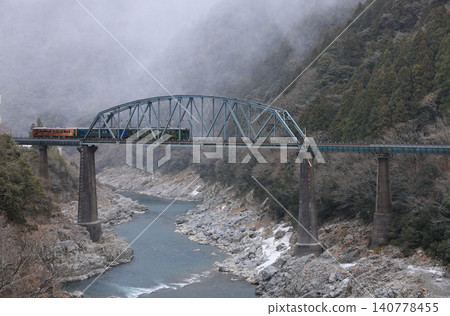 北面正下著雪,大步危峽的吉野川2號橋橫跨大步危峽,JR四國觀光列車「四國萬中千年物語」就從這裡經過。 北面正下著雪,大步危峽的吉野川2號橋橫跨大步危峽,JR四國觀光列車「四國萬中千年物語」就從這裡經過。 140778455
