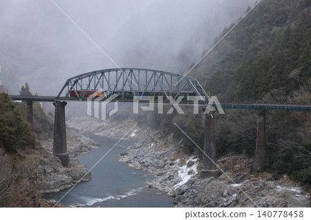 北面正下著雪,大步危峽的吉野川2號橋橫跨大步危峽,JR四國觀光列車「四國萬中千年物語」就從這裡經過。 北面正下著雪,大步危峽的吉野川2號橋橫跨大步危峽,JR四國觀光列車「四國萬中千年物語」就從這裡經過。 140778458