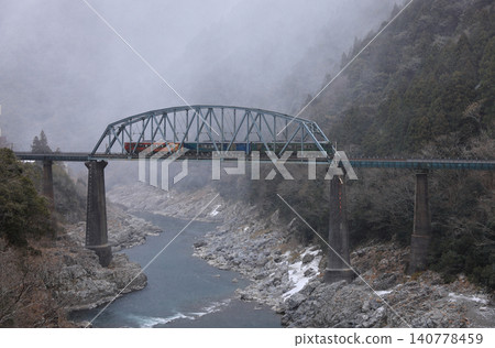 北面正下著雪,大步危峽的吉野川2號橋橫跨大步危峽,JR四國觀光列車「四國萬中千年物語」就從這裡經過。 北面正下著雪,大步危峽的吉野川2號橋橫跨大步危峽,JR四國觀光列車「四國萬中千年物語」就從這裡經過。 140778459