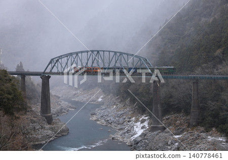 北面正下著雪，大步危峽的吉野川2號橋橫跨大步危峽，JR四國觀光列車「四國萬中千年物語」就從這裡經過。 140778461