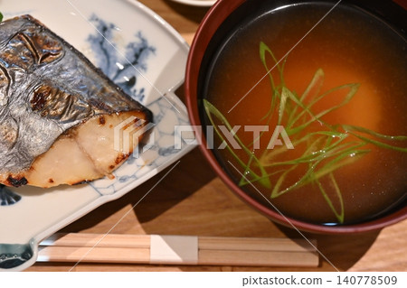看起來很美味的烤魚和味噌湯 看起來很美味的烤魚和味噌湯 140778509
