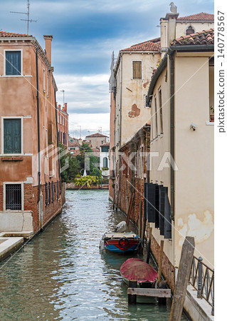 Narrow canal street in Venice 140778567