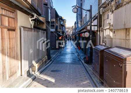 從京都四條通望去,可以看到先鬥町(柏屋町,位於四條通以北):這是一個繁華的商業區,位於鴨川和高瀨川之間。 從京都四條通望去,可以看到先鬥町(柏屋町,位於四條通以北):這是一個繁華的商業區,位於鴨川和高瀨川之間。 140778619