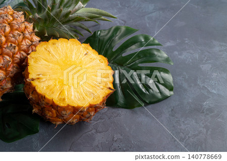 鳳梨 水果 熱帶 葉子 切片 fresh pineapple fruit パイナップル 140778669
