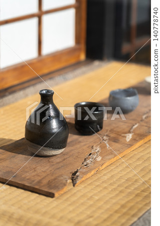 京都傳統工藝品:陶瓷酒瓶與酒杯(京都東山茶灣坂) 京都傳統工藝品:陶瓷酒瓶與酒杯(京都東山茶灣坂) 140778740