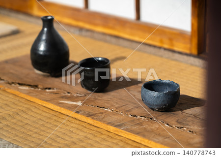 京都傳統工藝品:陶瓷酒瓶與酒杯(京都東山茶灣坂) 京都傳統工藝品:陶瓷酒瓶與酒杯(京都東山茶灣坂) 140778743