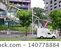 這是泰國曼谷素坤逸路的一條街景，位於高架鐵路軌道下方，靠近BTS通羅站。 140778884