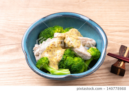 Chicken breast with honey mustard mayonnaise Chicken breast with honey mustard mayonnaise 140778988
