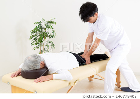 Acupuncturists and osteopaths who perform treatments at clinics Acupuncturists and osteopaths who perform treatments at clinics 140779402