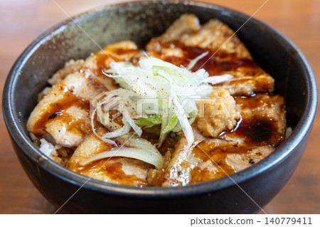 美味的北海道豬肉蓋飯 美味的北海道豬肉蓋飯 140779411