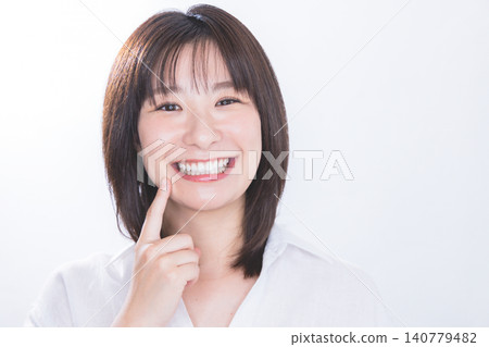 擁有潔白牙齒和燦爛笑容的年輕女子。 140779482