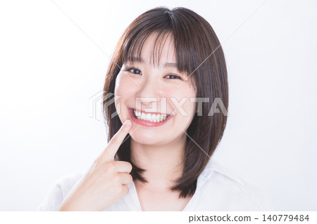 擁有潔白牙齒和燦爛笑容的年輕女子。 140779484