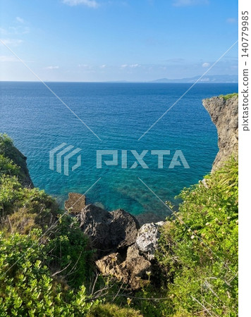 沖繩美麗的藍色海洋和高聳的懸崖,景色令人嘆為觀止。 沖繩美麗的藍色海洋和高聳的懸崖,景色令人嘆為觀止。 140779985