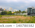 在曼谷高檔住宅區通羅車站附近，一片廣闊的空地和周圍的公寓大樓綿延展開。 140780382