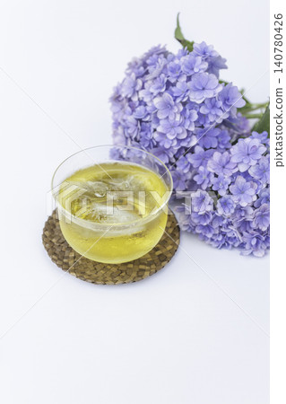 繡球花和冰綠茶：一張清爽的夏日餐桌照片。 140780426