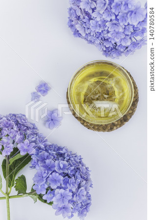 繡球花和冰綠茶:一張俯拍的餐桌照片,讓人聯想到夏日的清涼。 繡球花和冰綠茶:一張俯拍的餐桌照片,讓人聯想到夏日的清涼。 140780584