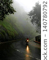 回家的路上，穿過霧氣瀰漫的彎道，細雨濛濛，雨後車燈亮起。 140780792