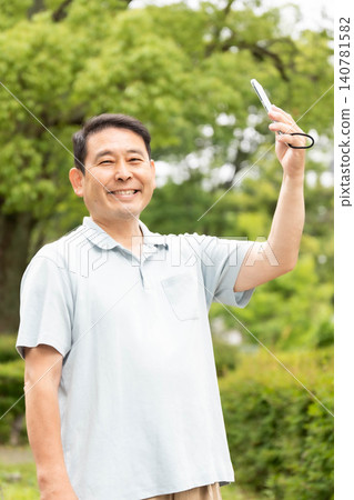 操作智能手機的中老年人 操作智能手機的中老年人 140781582