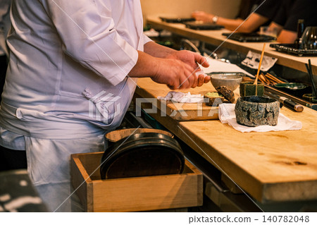 [#Gourmet] A scene from inside the restaurant where a sushi chef prepares food at the counter. 140782048