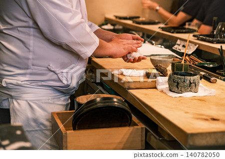 [#Gourmet] A scene from inside the restaurant where a sushi chef prepares food at the counter. 140782050